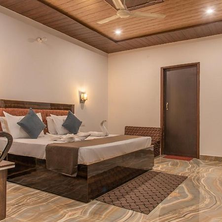 Panormic View By The North Edge Apartment Kasauli Ngoại thất bức ảnh