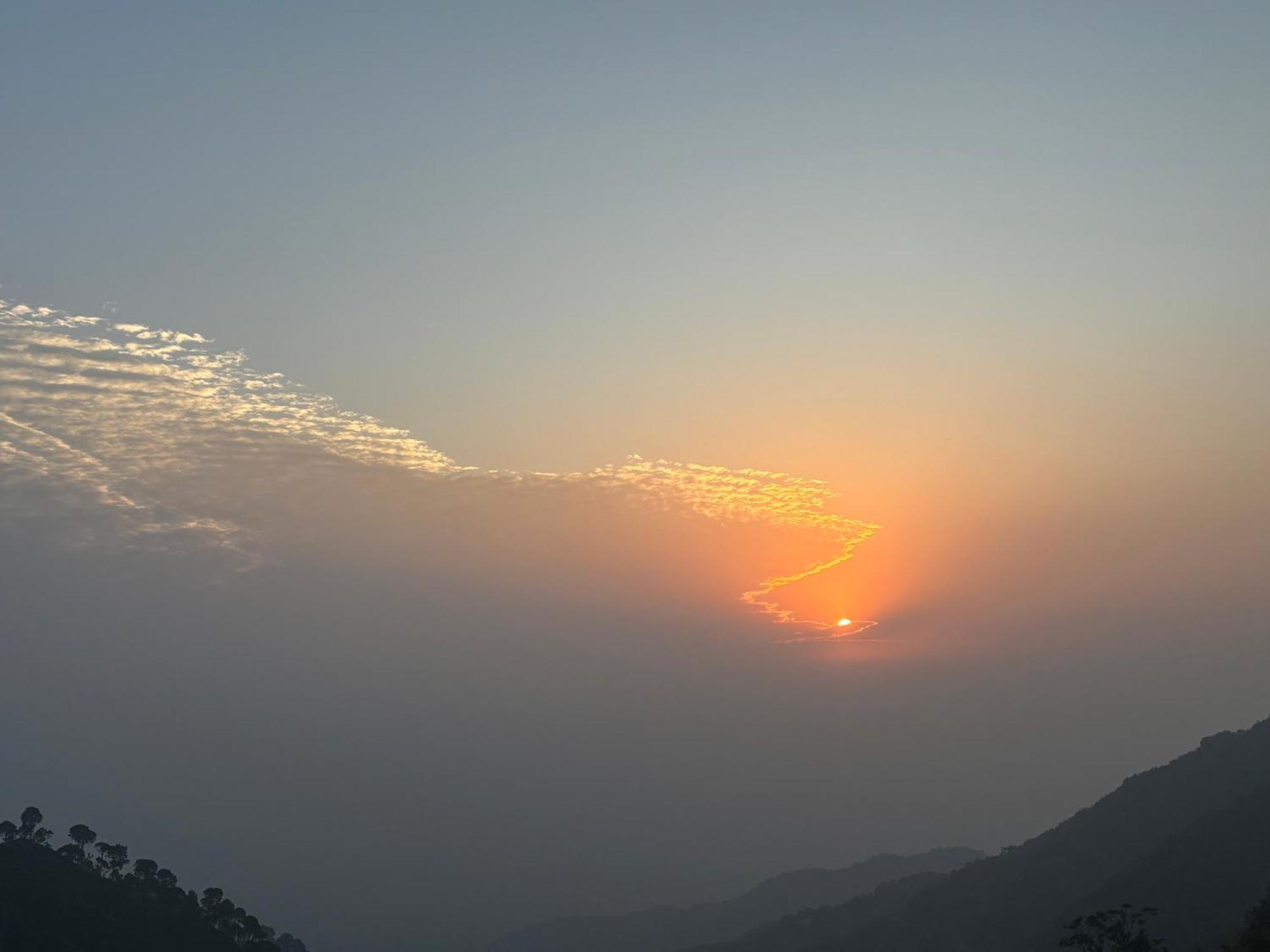 Panormic View By The North Edge Apartment Kasauli Ngoại thất bức ảnh