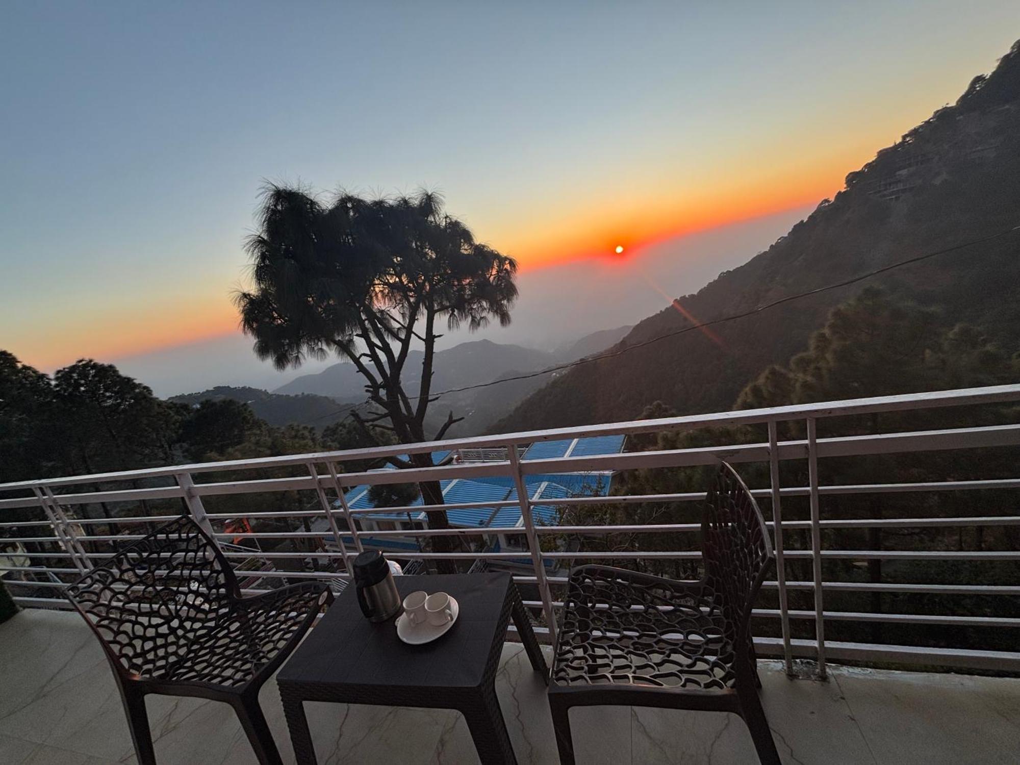 Panormic View By The North Edge Apartment Kasauli Ngoại thất bức ảnh