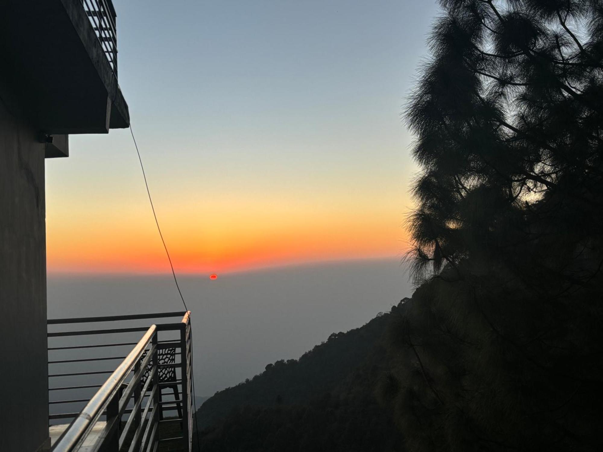 Panormic View By The North Edge Apartment Kasauli Ngoại thất bức ảnh