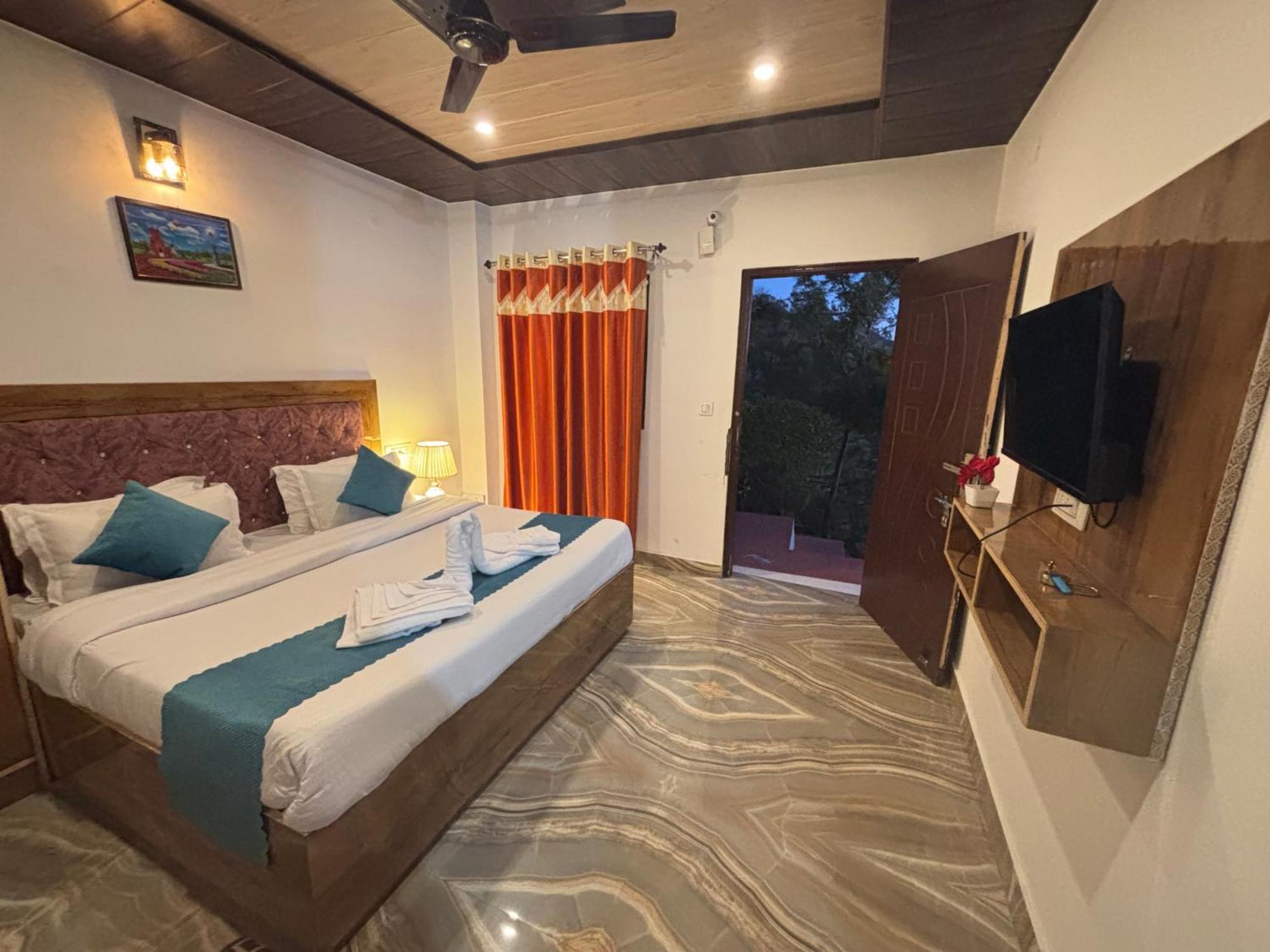 Panormic View By The North Edge Apartment Kasauli Ngoại thất bức ảnh