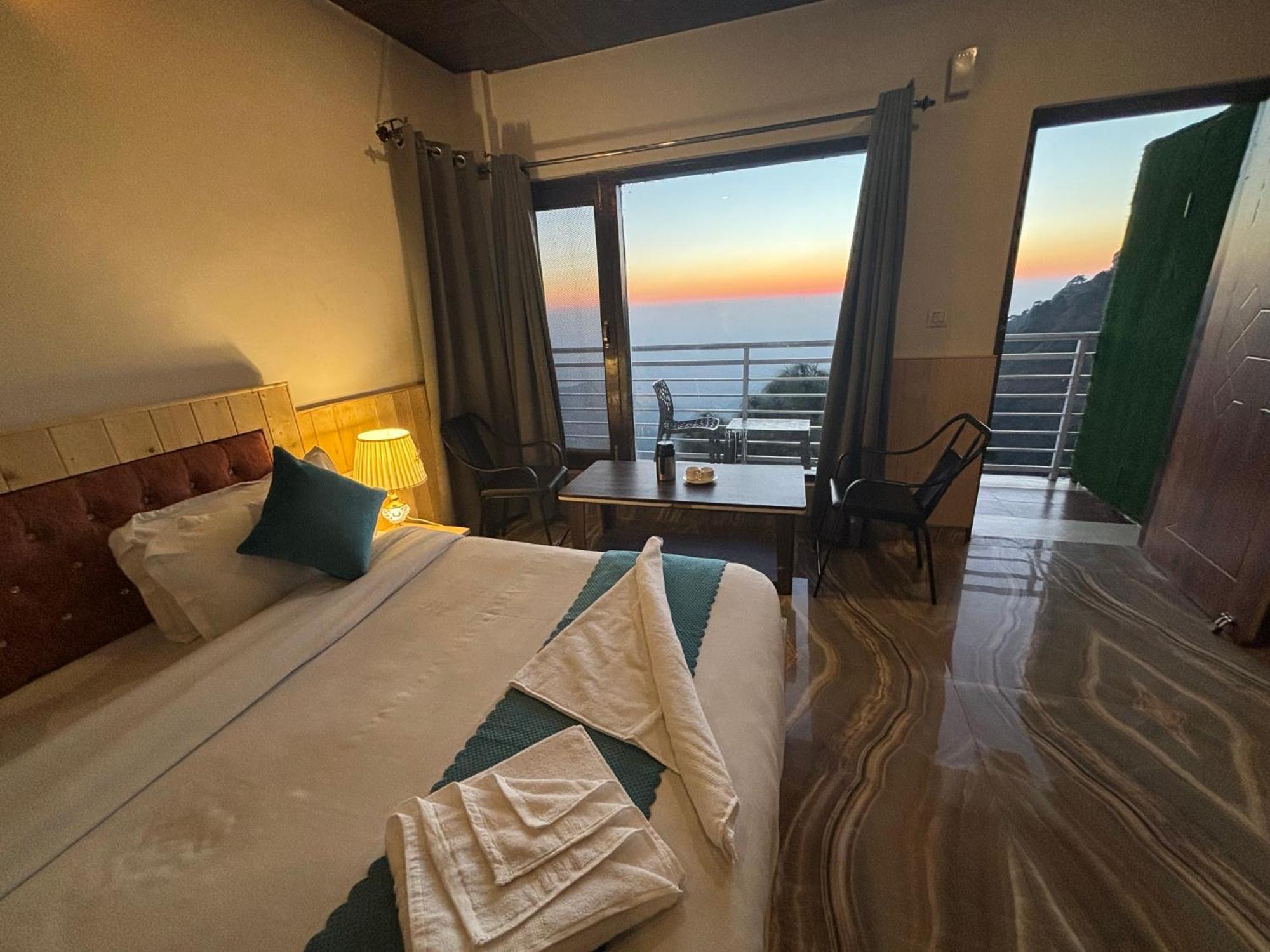Panormic View By The North Edge Apartment Kasauli Ngoại thất bức ảnh