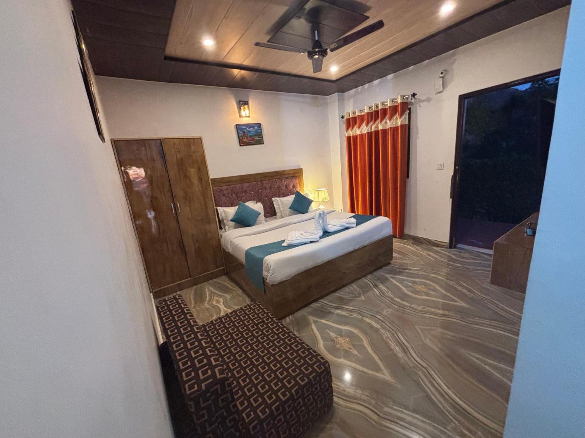 Panormic View By The North Edge Apartment Kasauli Ngoại thất bức ảnh