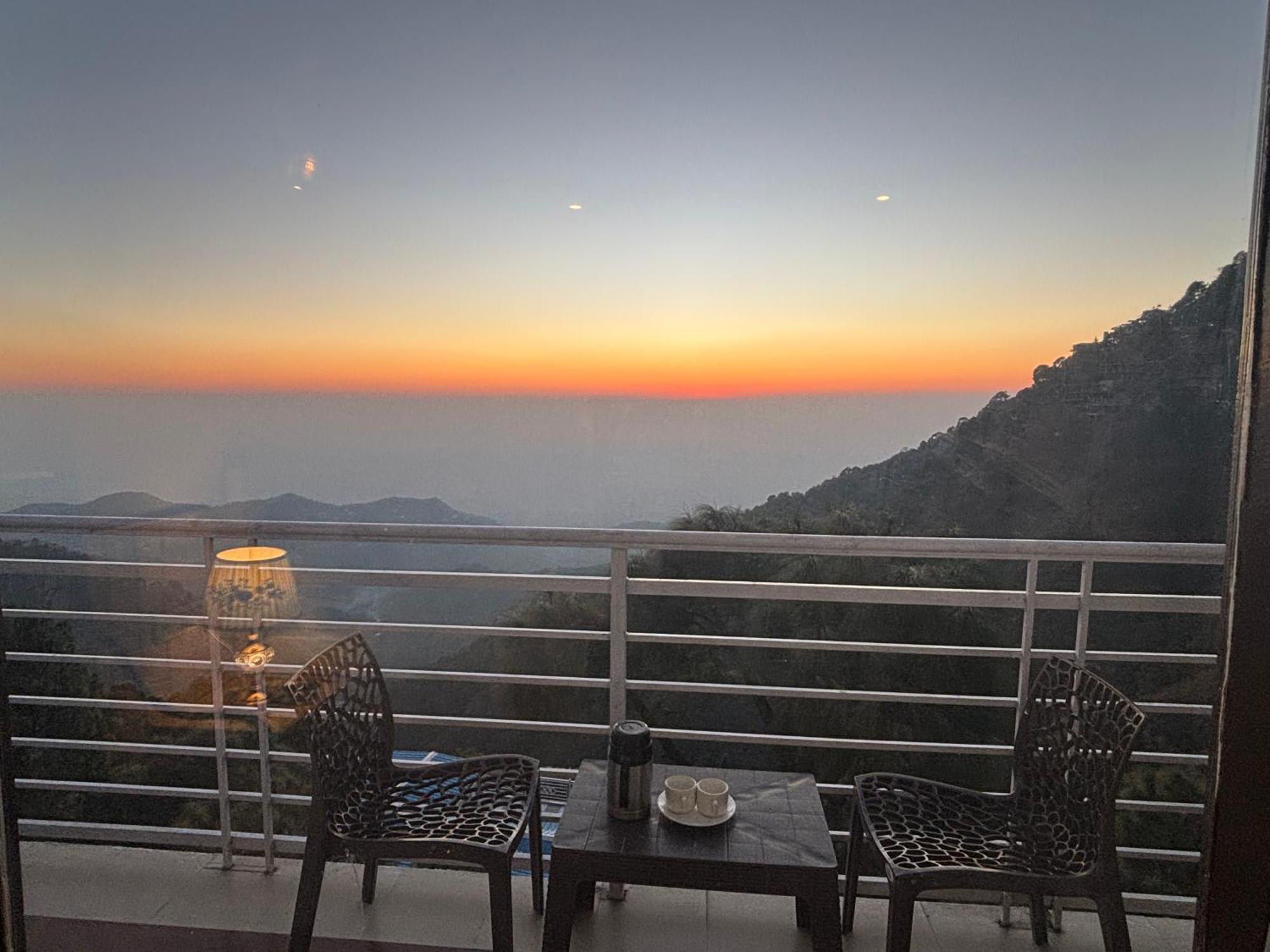 Panormic View By The North Edge Apartment Kasauli Ngoại thất bức ảnh