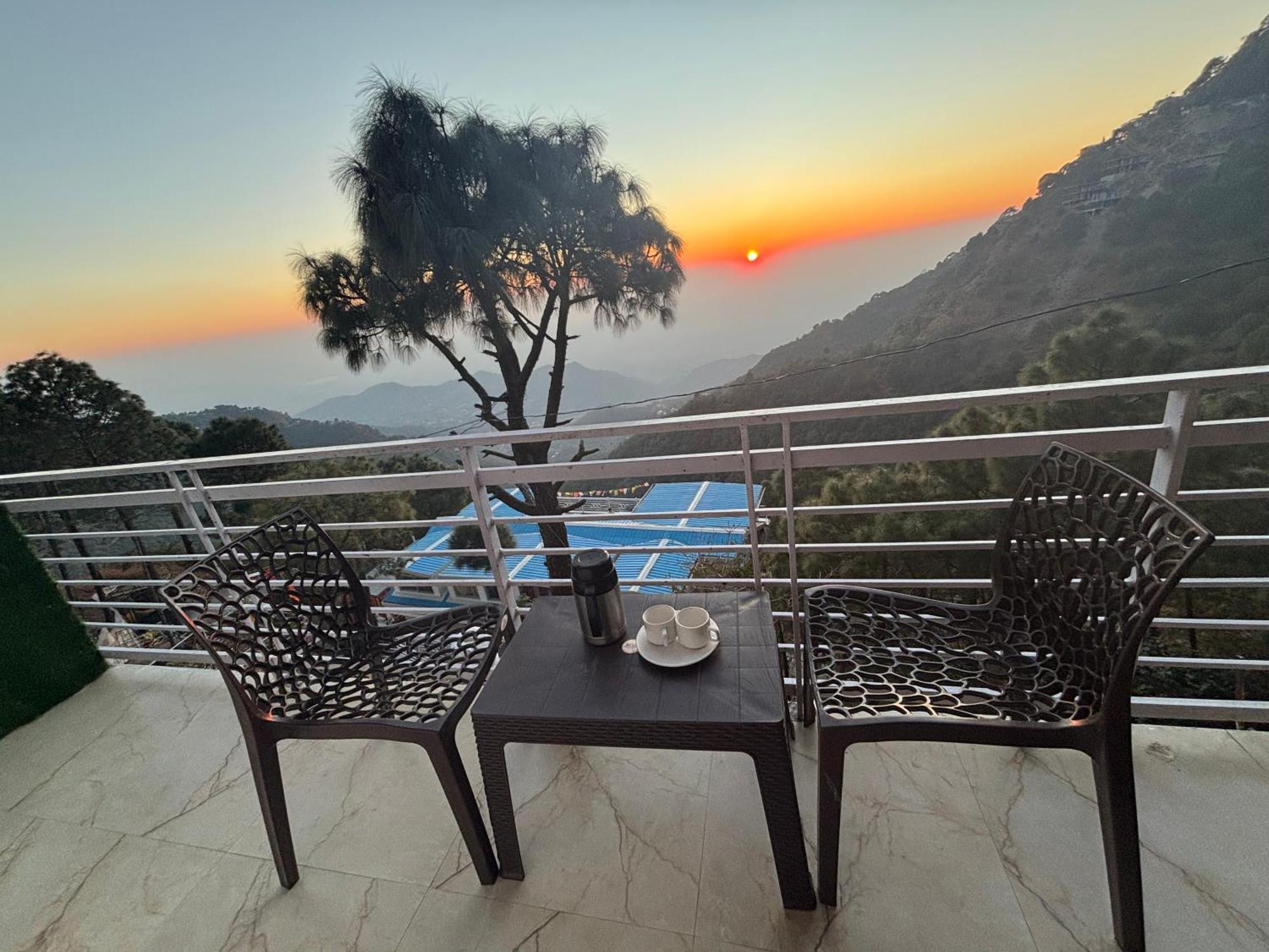 Panormic View By The North Edge Apartment Kasauli Ngoại thất bức ảnh