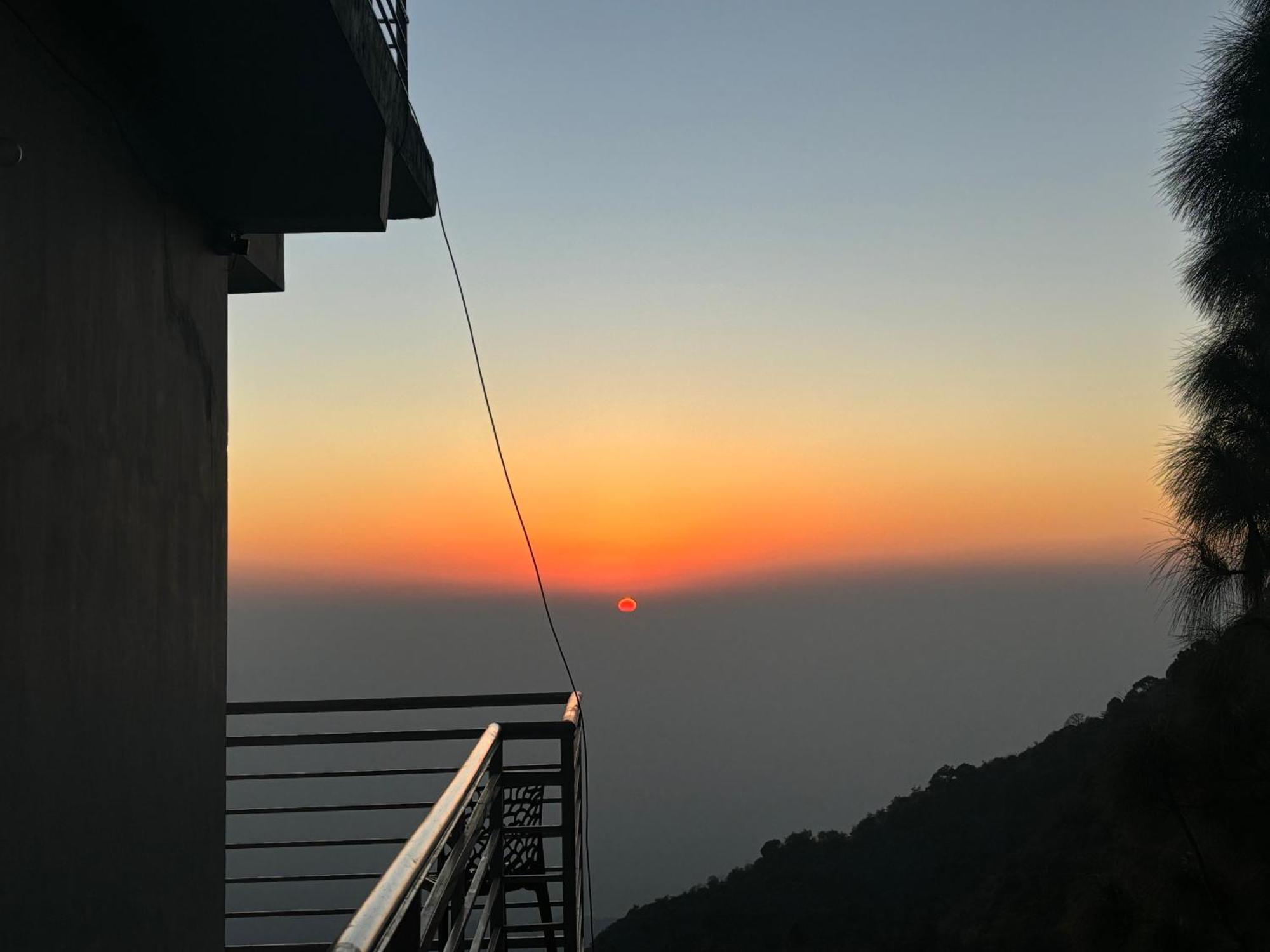 Panormic View By The North Edge Apartment Kasauli Ngoại thất bức ảnh